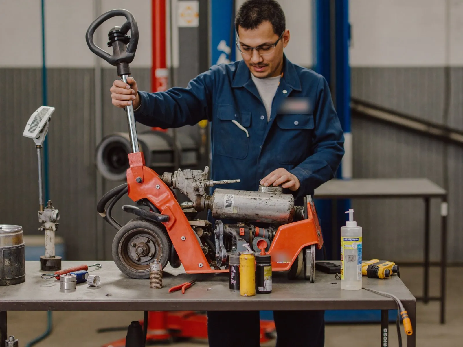 Técnico reparando una gata de transmisión en el taller